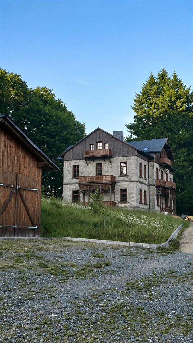 Budova a okolí